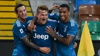 Bek Juventus, Matthijs de Ligt (tengah) berselebrasi usai mencetak gol ke gawang Udinese pada pertandingan lanjutan Liga Serie A Italia di Stadion Dacia Arena di Udine (23/7/2020). Juventus harus menunda scudetto untuk kesembilan beruntun setelah kalah 2-1 atas Udinese. (AFP Photo/Marco Bertorello)