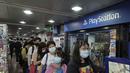 Penggemar game mengantre ikut pre-order game konsol Sony's PlayStation 5 (PS5) di toko retail Hong Kong, Jumat, (18/9/2020). (AP Photo/Kin Cheung)