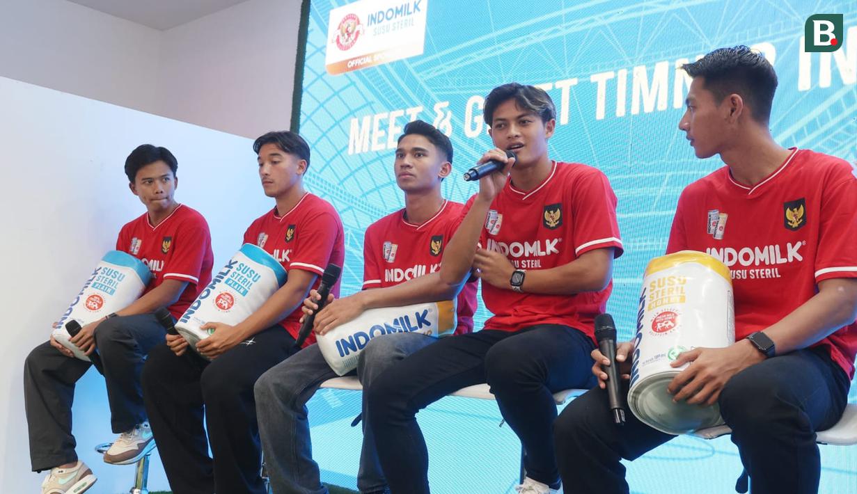 <p>Pemain Timnas Indonesia, Alfeandra Dewangga (kedua kanan) berbicara didampingi rekan-rekannya (dari kiri) Edo Febriansyah, Jack Brown, Marselino Ferdinan dan Malik Risaldi saat acara Meet and Greet PSSI di Rumah Indofood Jakarta Fair 2024, Kemayoran, Jakarta, Kamis (4/7/2024). (Bola.com/M Iqbal Ichsan)</p>