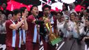 Para pemain The Musicians membawa piala saat merayakan kemenangan atas The Actors dalam laga Bahkan Voli 3 di Mahaka Square, Kelapa Gading, Sabtu (15 November 2025). (Bola.com/Internships/Monica Putri Salsabila)