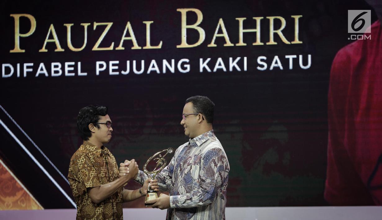 Gubernur DKI Jakarta terpilih Anies Baswedan memberikan penghargan kepada Pauzal Bahri dalam Liputan 6 Award 2017 di SCTV Tower, Jakarta, Sabtu (20/5). Sebanyak enam orang terpilih meraih Liputan 6 Awards 2017. (Liputan6.com/Faizal Fanani)