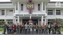 Direktur SCM, Imam Sudjarwo beserta jajaran berfoto bersama Danjen Kopassus Mayjend TNI I Nyoman Cantiasa beserta jajaran di Markas Kopassus, Jakarta, Senin (13/1/2020). Kunjungan itu bentuk silaturahmi bersama salah satu mitra perusahaan, dalam hal ini TNI.  (Liputan6.com/Herman Zakharia)