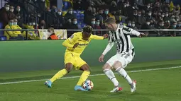 Penyerang Villarreal, Samuel Chukwueze berusaha melewati bek Juventus, Mattia De Scigli pada pertandingan leg pertama Liga Champions di Estadio de la Ceramica, Spanyol, Rabu (23/2/2022). Juventus bermain imbang atas Villarreal 1-1. (AP Photo/Alberto Saiz)