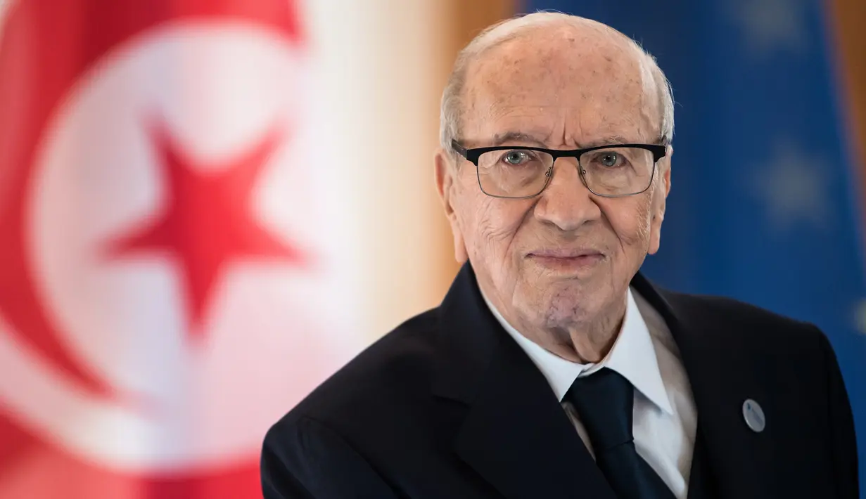Foto pada 30 Oktober 2018 memperlihatkan Presiden Tunisia Beji Caid Essebsi saat berkunjung ke Istana Kepresidenan Bellevue di Berlin. Presiden tertua di dunia ini meninggal dunia di usia 92 tahun pada Kamis (25/7/2019). (FETHI BELAID/AFP)