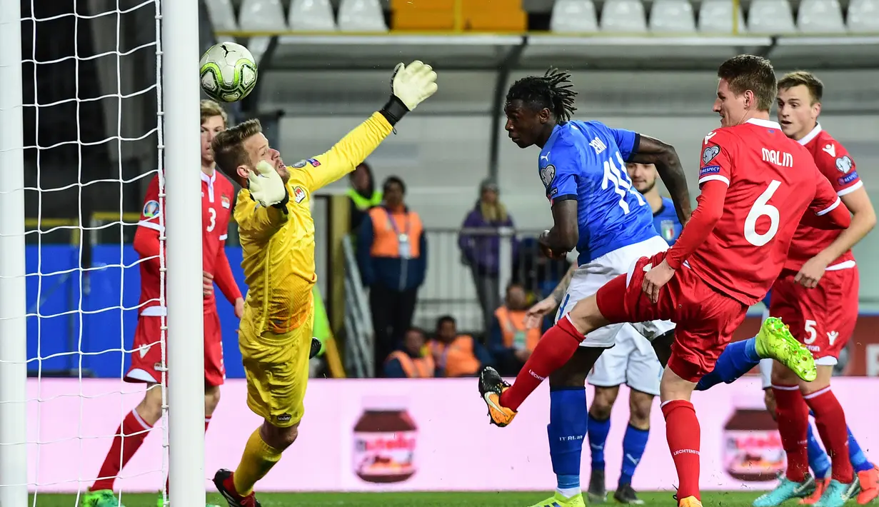 Penyerang Italia, Moise Kean, mencetak gol  ke gawang Liechtenstein pada laga Kualifikasi Piala Eropa 2020 di Stadion Ennio-Tardini, Selasa (26/3). Italia menang 6-0 atas Liechtenstein. (AFP/Miguel Medina)