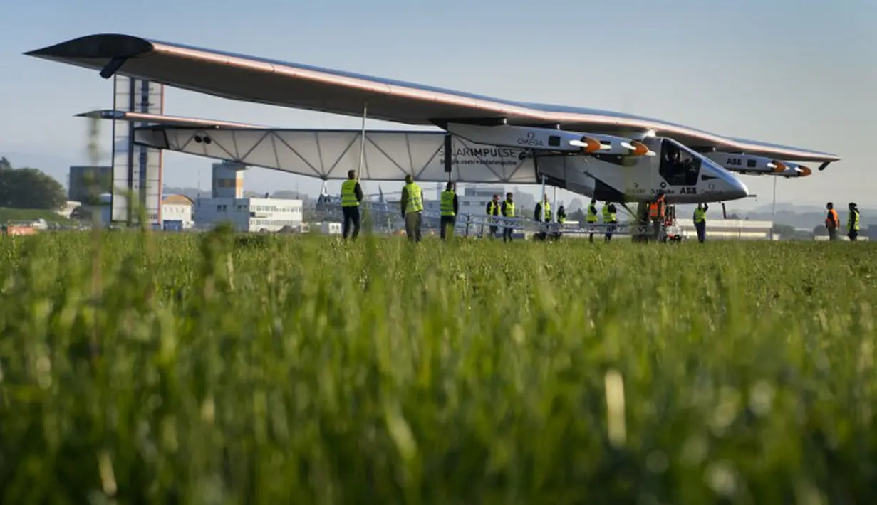 Untuk pertama kalinya, Pesawat Sun-powered Solar Impulse HB-SIB 2 menjalani serangkaian pengujian di Payerne, Swiss, Senin (14/4/2014). (AFP PHOTO/FABRICE COFFRINI)