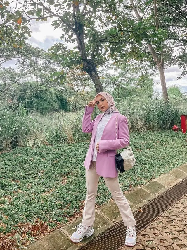 14 Ide Padu Padan Busana Warna Pink ala Seleb, Jessica Iskandar-Karina aespa