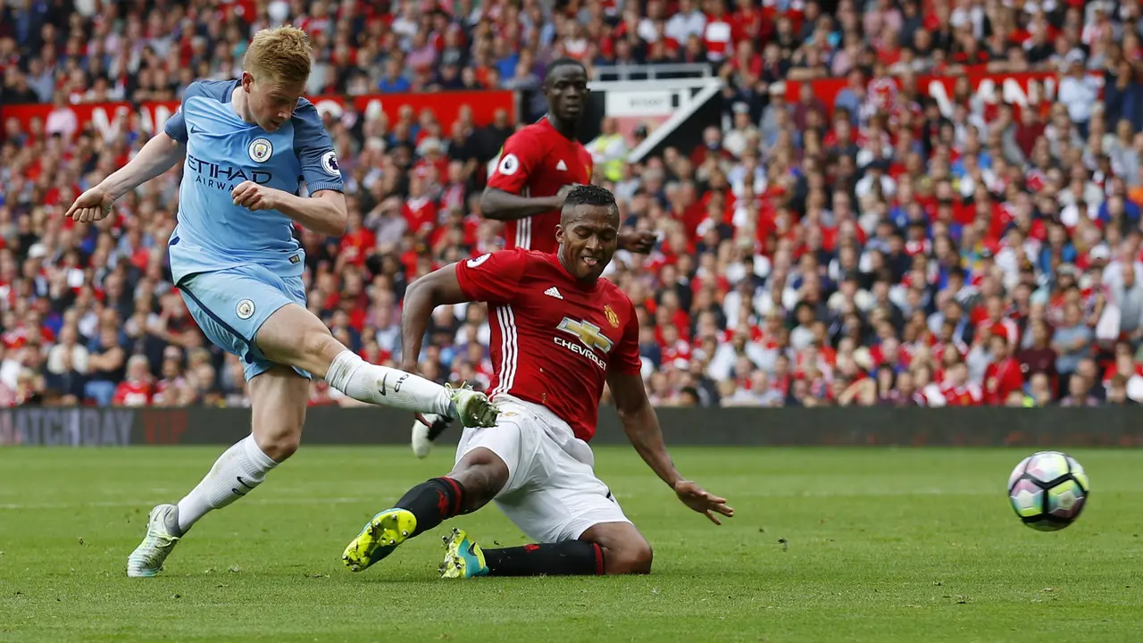 Gelandang Manchester City Kevin de Bruyne saat cetak gol ke gawang Manchester United (Reuters)