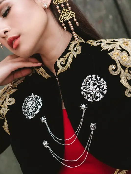 Sulaman di bagian train outernya menonjolkan motif-motif dari Jawa, seperti Sawunggaling atau burung phoenix dan garuda, Wahyu Temurun, dan Cakar Ayam. [Foto: Instagram/maudyayunda]