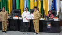 Wali Kota Tidore Kepulauan saat menerima Dana Alokasi Insentif Fiskal oleh Kementerian Keuangan Republik Indonesia. (Dok. Istimewa)