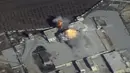 Sebuah gambar yang diambil dari rekaman video drone yang dirilis Kementerian Pertahanan Rusia pada 17 November 2016, memperlihatkan kepulan api saat rudal menghantam markas ISIS di lokasi yang tidak diketahui di Suriah. (Reuters)