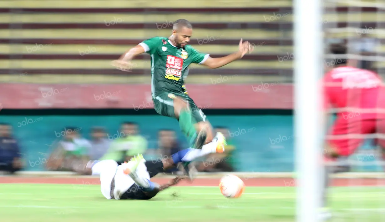 Pemain Bhayangkara Surabaya United, Thiago saat melewati hadangan pemain Persib pada lanjutan Torabika SC 2016 di Stadion Gelora Delta Sidoarjo, Sabtu (11/6/2016). (Bola.com/Nicklas Hanoatubun)