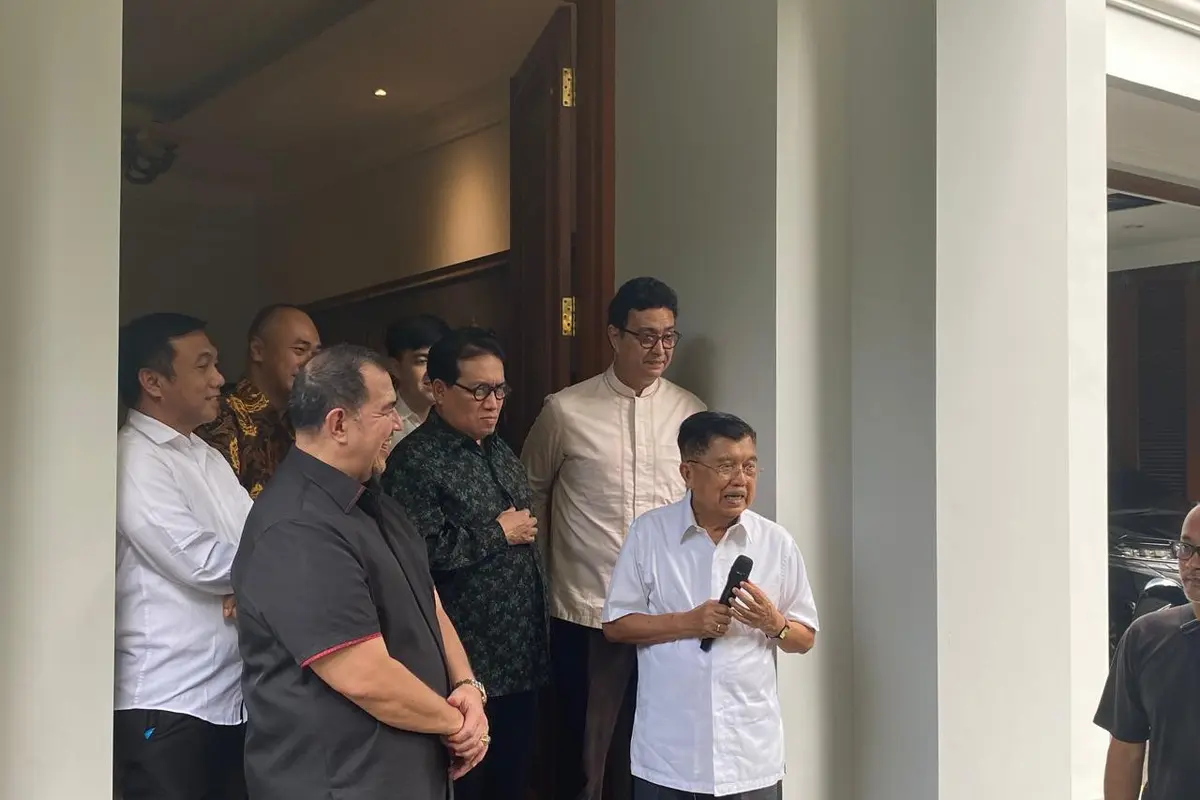 Wakil Presiden ke-10 dan 12 RI Jusuf Kalla di kediamannya Jalan Brawijaya, Jakarta Selatan, Senin (15/4) (Muhammad Genantan Saputra/Merdeka.com)