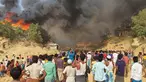 Pengungsi Rohingya menyaksikan asap membubung menyusul kebakaran di kamp pengungsi Rohingya di Balukhali, Bangladesh selatan (22/3/2021). Api menghancurkan ratusan tempat penampungan dan menyebabkan ribuan orang kehilangan tempat tinggal, kata pejabat dan saksi. (AP Photo/Shafiqur Rahman)