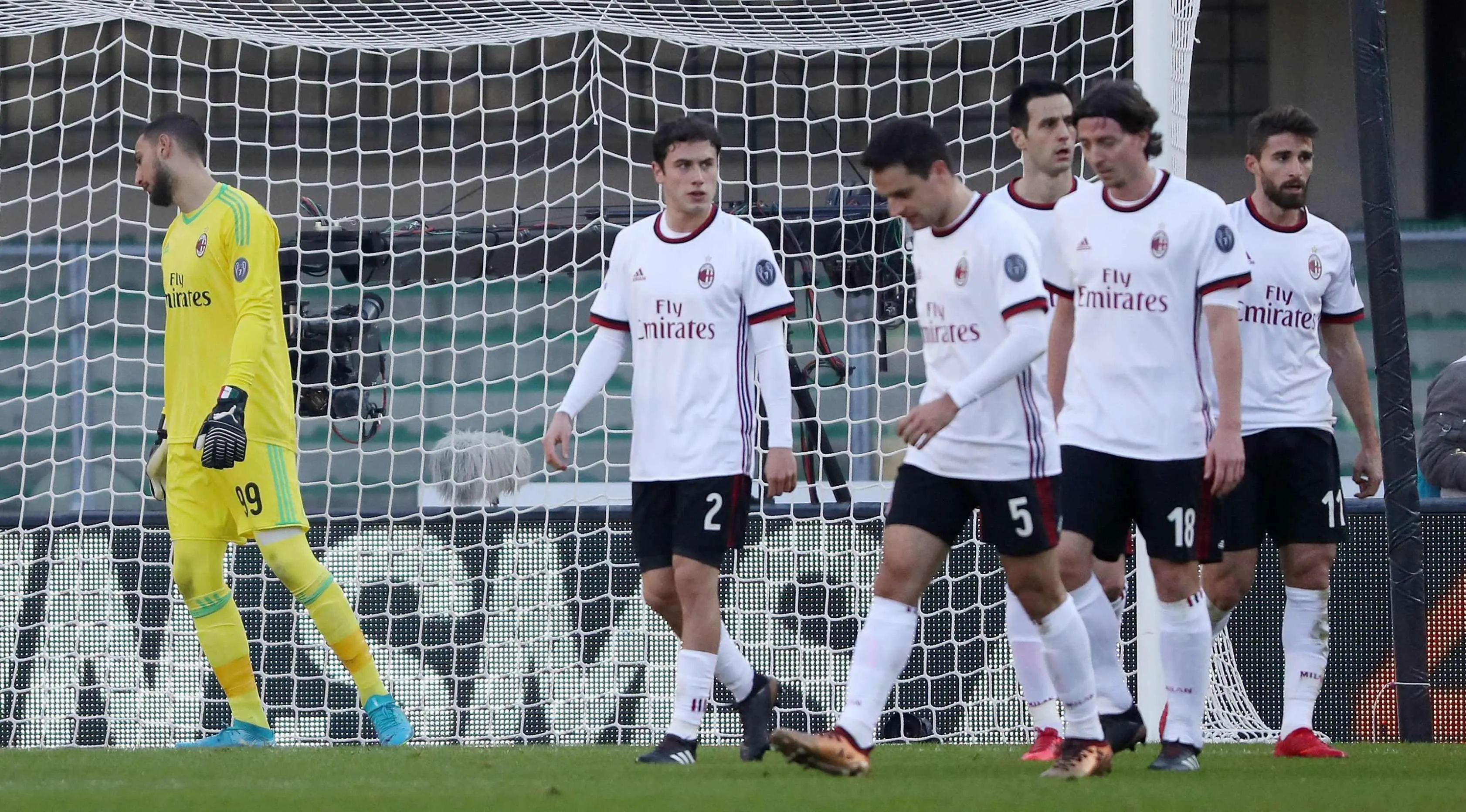 Gianluigi Donnarumma (kiri) dan rekan-rekannya tertunduk lesu usai Verona membobol gawangnya. (Simone Venezia/ANSA via AP)