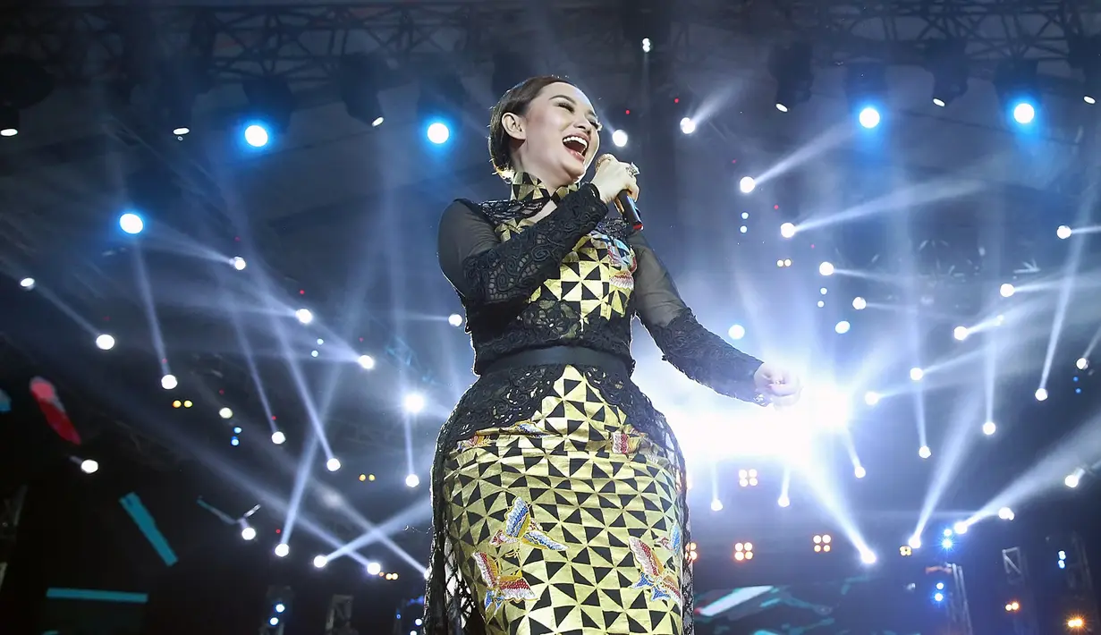 Sementara Zaskia Gotik yang tampil membawakan lagu Mau Dibawa Kemana bareng Armada di panggung yang sama, menampik kabar soal kandasnya hubungan cinta dirinya dengan sang kekasih. (Bambang E.Ros/Bintang.com)