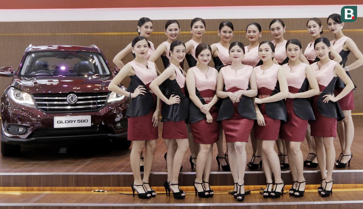 SPG berpose di depan mobil yang dipamerkan pada gelaran GIIAS 2018 di ICE, BSD City, Kamis (2/8/2018). Selain menjadi pemanis dan daya tarik pameran, SPG juga bisa membantu menjabarkan spesifikasi kendaraan yang dipamerkan. (Bola.com/M Iqbal Ichsan)