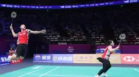 Ganda campuran Indonesia Rinov Rivaldy/Pitha Haningtyas Mentari&nbsp;mengalahkan Callum Hemming/Estelle Van Leeuwen dari Inggris pada partai kelima laga Grup D&nbsp;Piala Sudirman 2025. Rinov/Pitha menang&nbsp;21-15, 15-21, dan 21-19 di Xiamen Fenghuang Gymnasium, China. Minggu (27/4).&nbsp;(foto: PBSI)