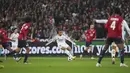 Pemain Real Madrid, Kylian Mbappe, berusaha melewati pemain Lille pada laga Liga Champions di Stadion di Stadion Pierre Mauroy di Villeneuve-d'Ascq, Kamis (3/10/2024). (AP Photo/Thibault Camus)