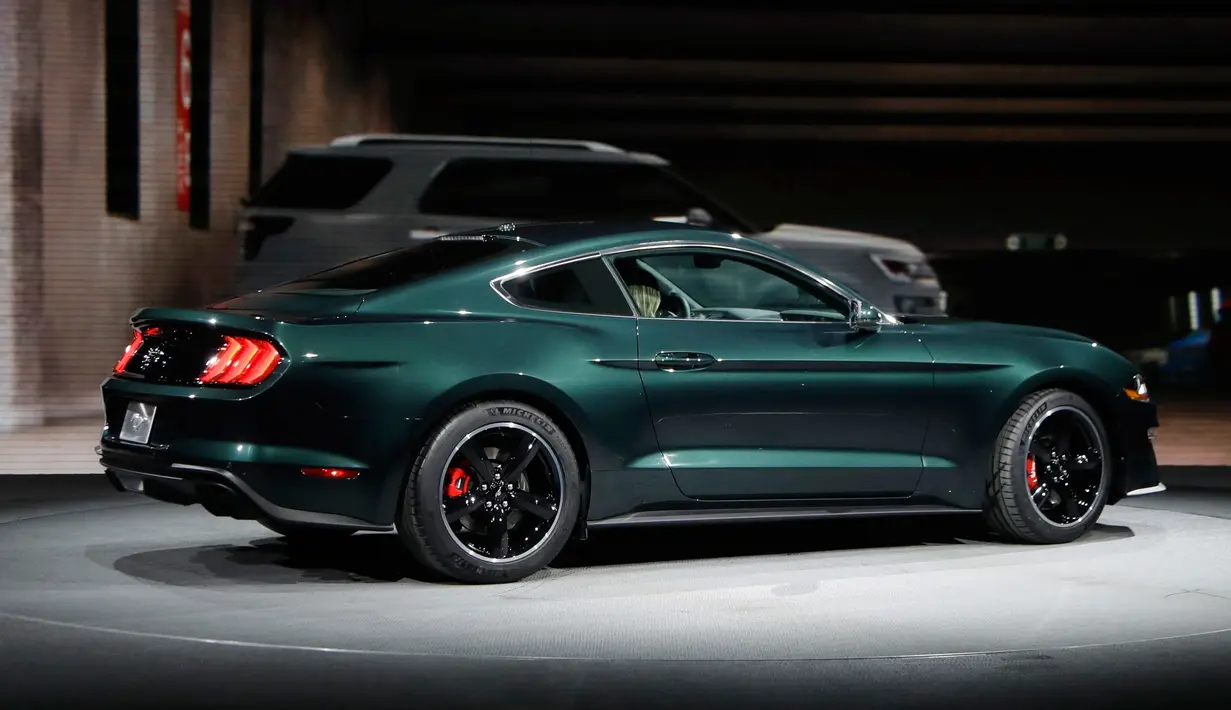Tampilan mobil Ford Mustang Fastback GT Bullit 2018 yang dipamerkan di North American International Auto Show, Detroit (14/1). (AP Foto / Carlos Osorio)