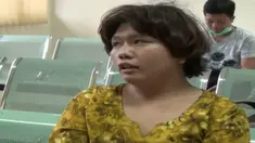 Untuk memancing rasa iba, seorang pemuda berpura-pura menjadi pengemis, lengkap dengan busana layaknya seorang wanita.