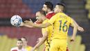Pemain Australia, Aziz Behich, duel udara dengan pemain Suriah Omar Alsoma pada laga Kualifikasi Piala Dunia 2018 di Stadion Hang Jebat, Kamis (5/10/2017). Suriah bermain imbang 1-1 dengan Australia. (AP/Vincent Thian)