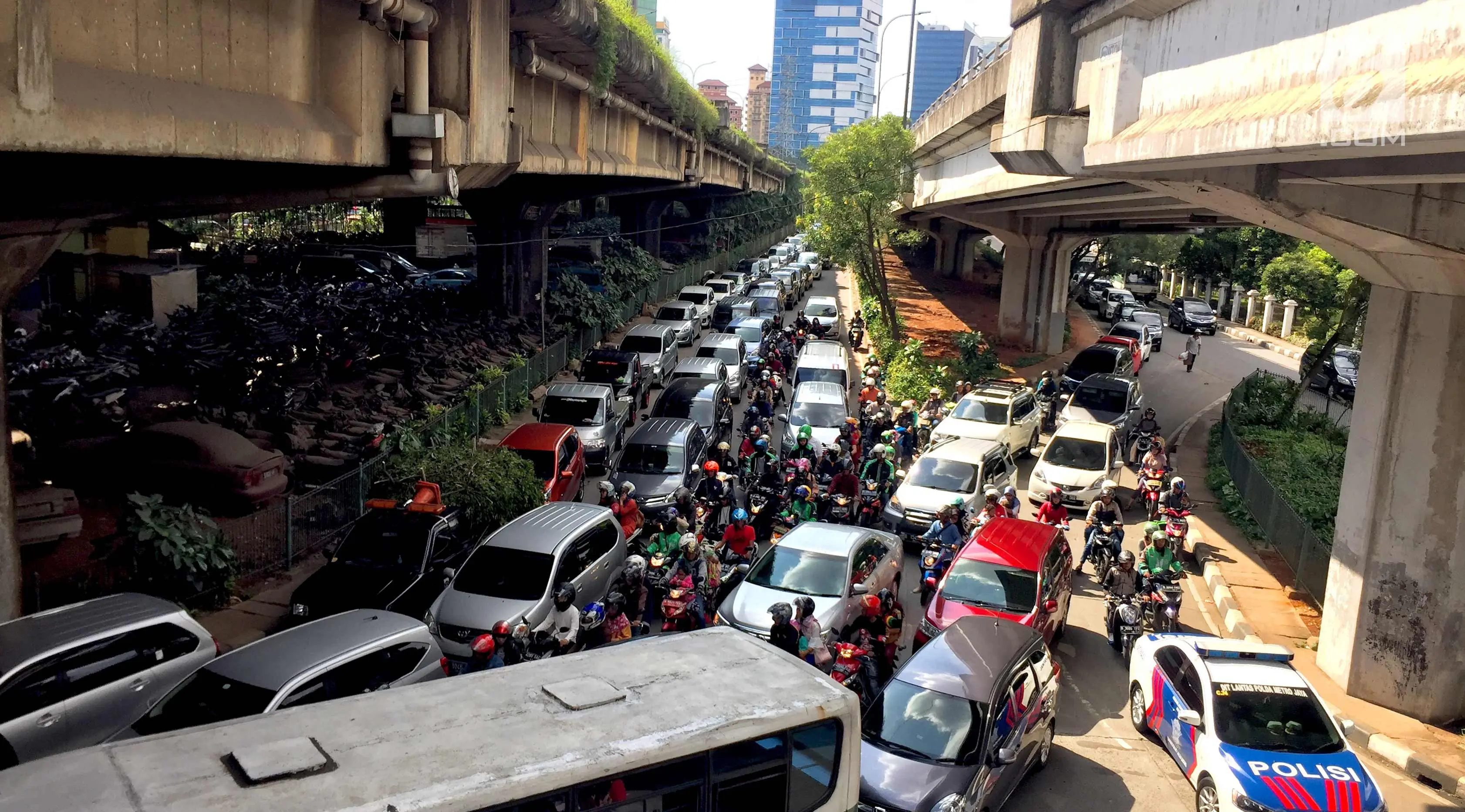 Kendaraan terjebak kemacetan saat melintas di kawasan Tanjung Barat, Jakarta Selatan, Senin (1/1). Tingginya volume kendaraan menyebabkan Jakarta tetap mengalami kemacetan meskipun pada saat libur Tahun Baru. (Liputan6.com/Immanuel Antonius)