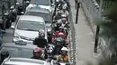 Sejumlah pengendara bermotor roda dua melintas di depan kawasan Ratu Plaza, Jakarta, Selasa (7/4/2015). Pemprov DKI bakal memperluas perlintasan pelarangan sepeda motor hingga Jalan Sudirman (Ratu Plaza) Jakarta Selatan. (Liputan6.com/Faizal Fanani)