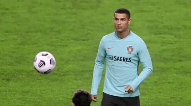 Penyerang Portugal, Cristiano Ronaldo berusaha mengontrol bola selama sesi latihan di stadion Poljud di Split (16/11/2020). Portugal akan bertanding melawan Kroasia pada UEFA Nations League 2020 di Stadion Poljud, Split. (AFP/Denis Lovrovic)
