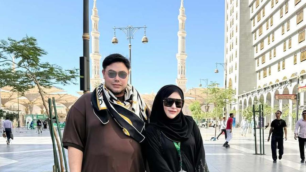 7 Potret Ivan Gunawan di Tanah Suci, Berangkat Awal Waktu Saat Jumatan - Bagi-Bagi Sarapan untuk Jamaah Subuh