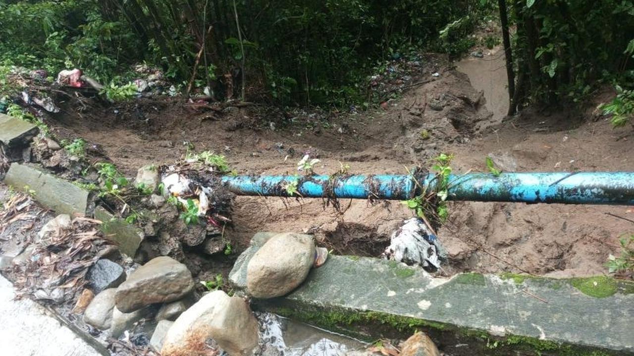 Dinas PUPR Lambar Pasang Tanggul Darurat Cegah Perluasan Jalan Ambles Akibat Longsor