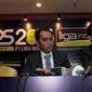 Joko Driono (kanan) selaku CEO PT. Liga Indonesia didampingi Tigorshalom (kiri) Sekretaris Umum PT. Liga Indonesia memberikan keterangan kepada media usai menggelar RUPS Liga Indonesia, Jakarta, Rabu (13/5/2015). (Liputan6.com/Andrian M Tunay)