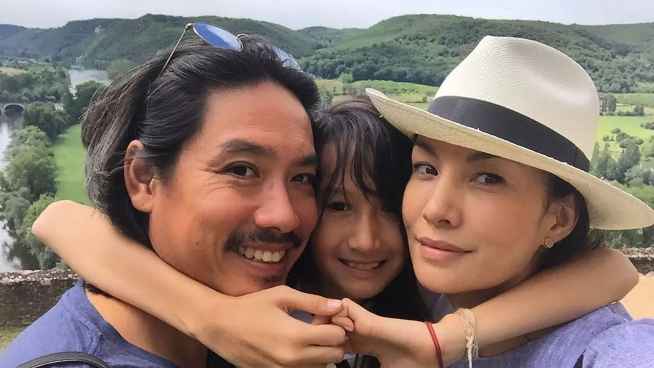 Potret pesona Nadya Hutagalung yang masih nampak awet muda di usia 45 tahun