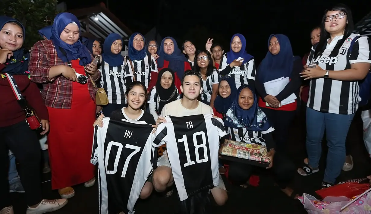 Selain kue dan kejutan lainnya, di hari ulang tahun Rizky Nazar ke-22 ini ada hadiah spesial lainnya. Rizky dan Cut Syifa mendapat hadiah jersey yang bertuliskan nama mereka berdua. (Bambang E.Ros/Bintang.com)