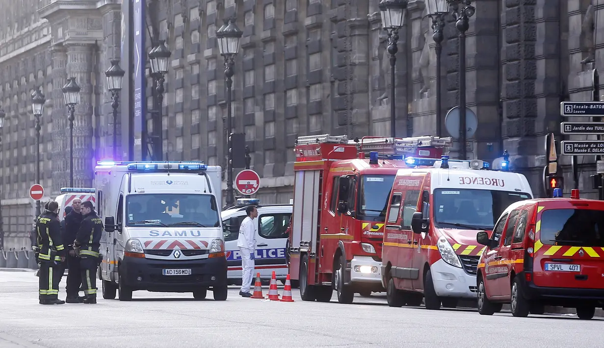 Sejumlah mobil ambulan tampak bersiaga di sekitar Museum Louvre, Perancis, Jumat (3/2). Tersangka dan petugas dikabarkan mengalami luka serius usai peristiwa penyerangan di Museum Louvre. (AP Photo/Thibault Camus)