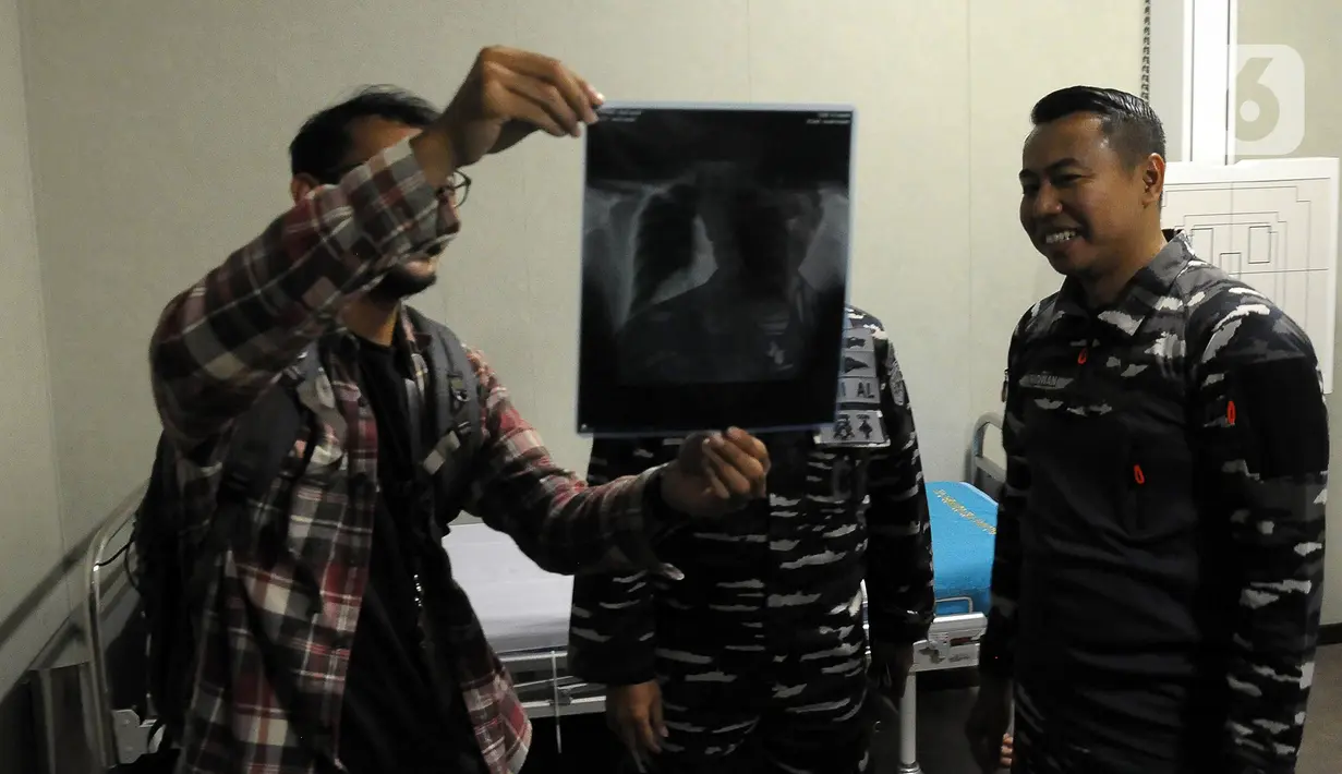 Setibanya di Mako Kolinlamil Jakarta Utara, rencananya kapal rumah sakit TNI AL ini akan kembali mengangkut bahan bantuan yang sebelumnya sudah dikumpulkan di Markas Kolinlamil, Jakarta Utara. (merdeka.com/Imam Buhori)