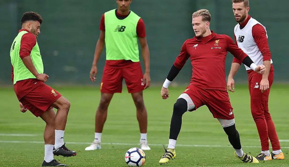 Pemain Liverpool, Alex Oxlade-Chambrlain (kiri) mengontrol bola saat berlatih di Melwood Training Ground, Liverpool (7/9/2017). Latihan ini jelang melawan Manchester City pada pekan keempat Premier League. (Photo/Liverpoolfc)