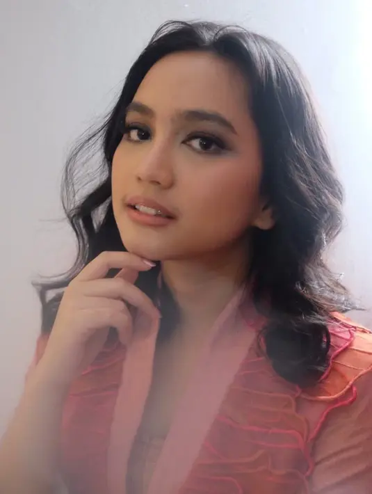 Kini, setelah sukses membintangi film NKCTHI, para penggemar pun tengah menanti-nanti karya terbaru dari Rachel. Sebentar lagi ia akan membintangi film bertajuk 'Mencuri Raden Saleh' besutan sutradara Angga Dwimas Sasongko. (Liputan6.com/IG/auroramanda95)