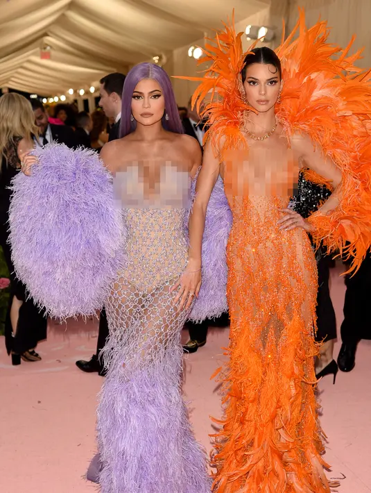 Kakak beradik Kylie (kiri) dan Kendall Jenner tampil seksi dengan gaun berwarna ungu dan oranye cerah saat menghadiri Met Gala 2019 bertema Camp: Notes on Fashion di The Metropolitan Museum of Art, New York, Amerika Serikat, Senin (6/5/2019). (Photo by Evan Agostini/Invision/AP)