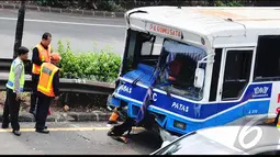 Tidak ada korban yang meninggal dalam kecelakaan tersebut. Hanya saja kondisi depan bus rusak parah , Jakarta, Minggu (27/7/2014) (Liputan6.com/Faizal Fanani)