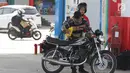 Pemudik mengisi oli sepeda motornya di SPBU kawasan Brebes, Jawa Tengah, Minggu (2/6/2019). Sejumlah SPBU di Brebes terpantau ramai oleh para pemudik yang mengisi bahan bakar kendaraannya. (Liputan6.com/Herman Zakharia)