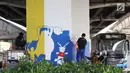 Peserta mengikuti kompetisi mural di tiang tol kawasan Rawamangun, Jakarta, Sabtu (4/5). Kompetisi tersebut digelar dalam rangka menyambut kegiatan Asian Games 2018 yang akan berlangsung di Jakarta dan Palembang. (Liputan6.com/Immanuel Antonius)