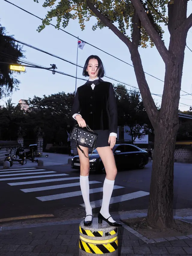 Adu Gaya Selebritis Korea Selatan dan Jepang Membawa Tas Miss Dior. [Dok. Dior]