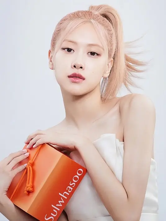 Di beberapa campaign Sulwhasoo The Ultimate S Cream juga ditunjukkan penampilan luar biasa Rose BLACKPINK. Dalam potret minimalis, Rose berhasil menjadi wajah sempurna bagi brand kecantikan mewah asal Korea Selatan ini. [Foto: Instagram]