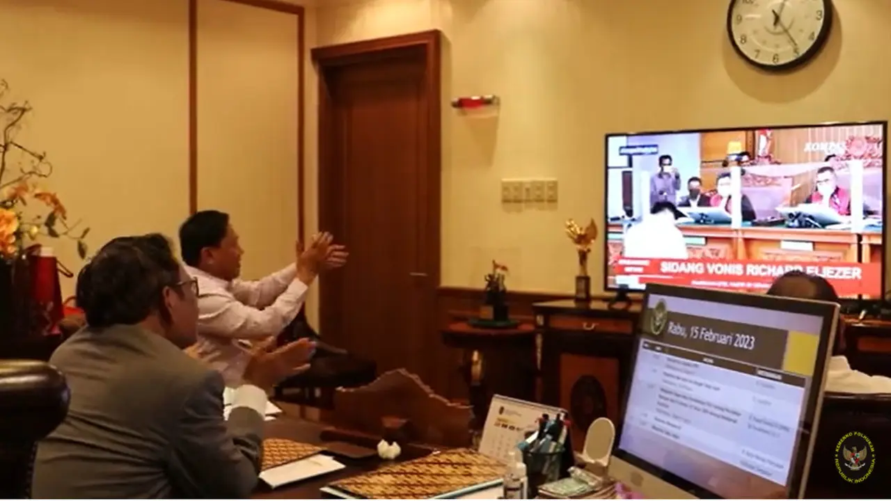 Menteri Koordinator Bidang Politik, Hukum, dan Keamanan Mahmud MD tepuk tangan usai hakim di Pengadilan Negeri Jakarta Selatan menjatuhkan vonis 1 tahun 6 bulan atas kasus pembunuhan Brigadir J (Kemenko Polhukam)