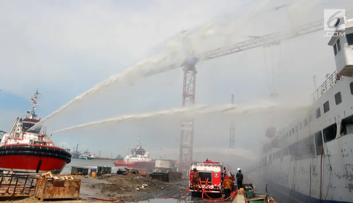 Pemadam kebakaran berusaha memadamkan api yang membakar kapal Panorama Nusantara di Pelabuhan Tanjung Mas, Semarang, Senin (18/2). Sejumlah jendela kaca kapal dipecahkan oleh petugas pemadam untuk memudahkan proses pemadaman. (Liputan6.com/Gholib)