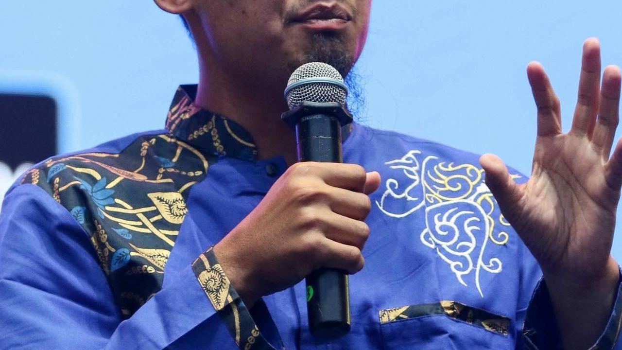 Sebelum waktu berbuka puasa, Ustaz Abiazkakia sempat mengingatkan pada penonton KapanLagi Buka Bareng (KLBB) BRI Festival 2024  agar jangan lupa membayar zakat. Foto: Liputan6.com / Herman Zakharia<br>