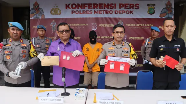 Wakapolres Metro Depok, AKBP Eko Wahyu berkomunikasi dengan salah satu tersangka narkoba di Polres Metro Depok