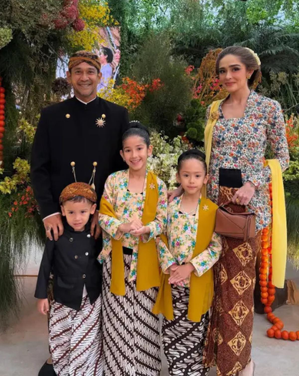 5 Potret Yasmine Wildblood Pakai Kebaya Floral dan Konde Pirang di Pernikahan Keluarga Cendana
