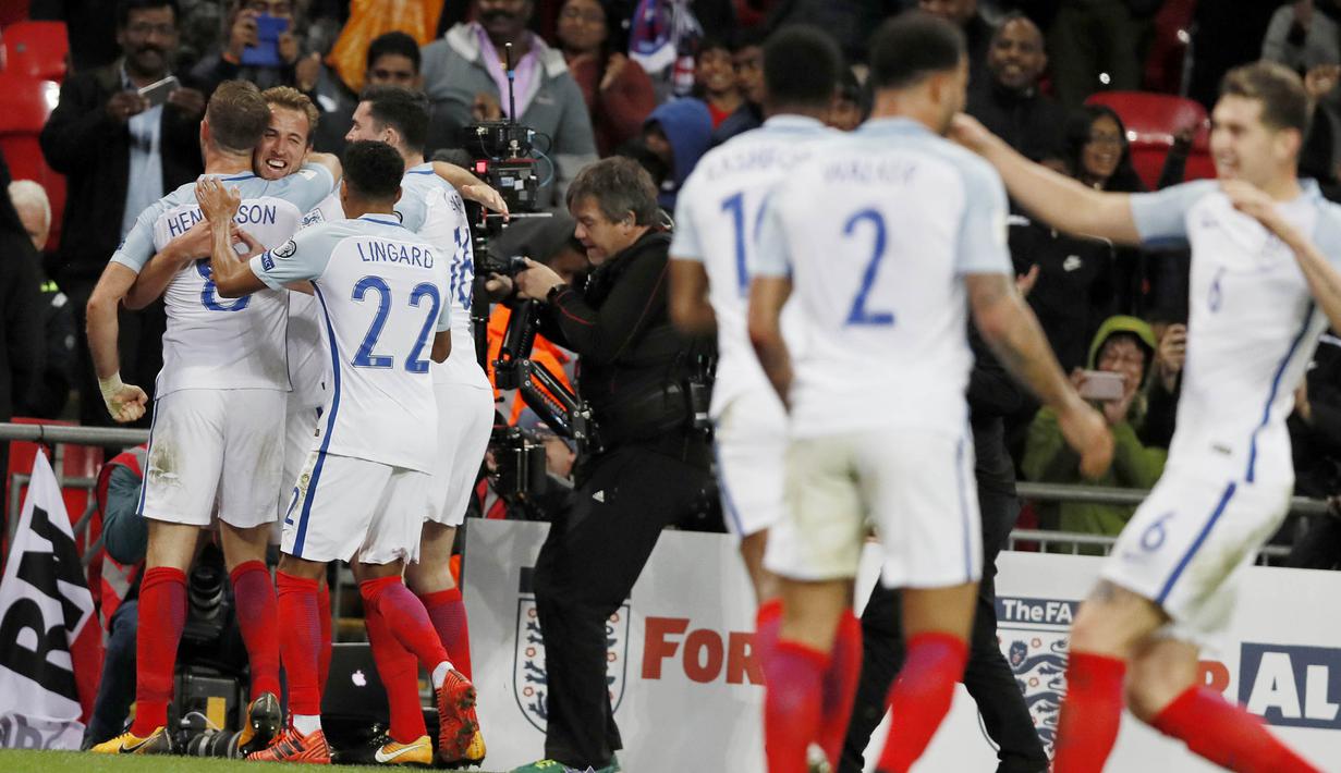 Para pemain Inggris, merayakan gol yang dicetak oleh Harry Kane ke gawang Slovenia pada laga Kualifikasi Piala Dunia 2018 di Stadion Wembley, Kamis (5/10/2017). Inggris menang 1-0 atas Slovenia. (AP/Kirsty Wigglesworth)